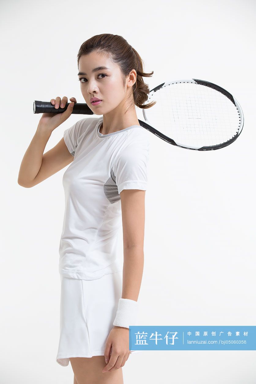 青年女子打网球