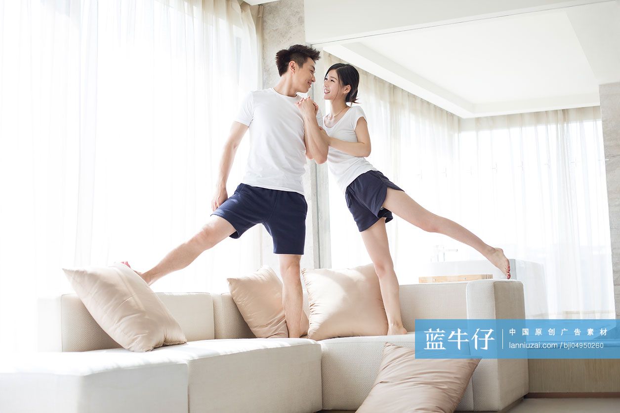 快乐的年轻夫妇在家放松-蓝牛仔影像-中国原创广告影像素材