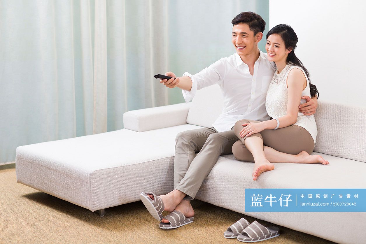 快乐夫妇看电视