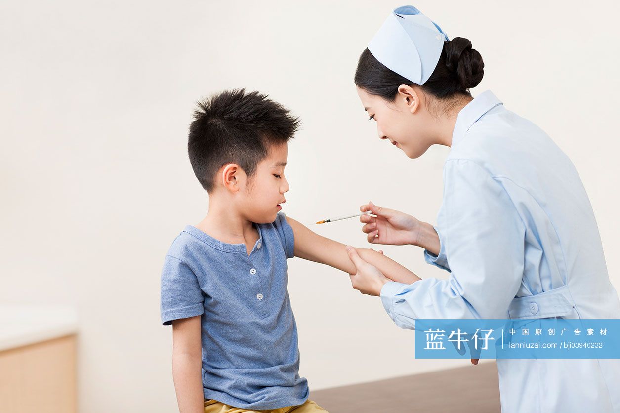 护士给小男孩打针