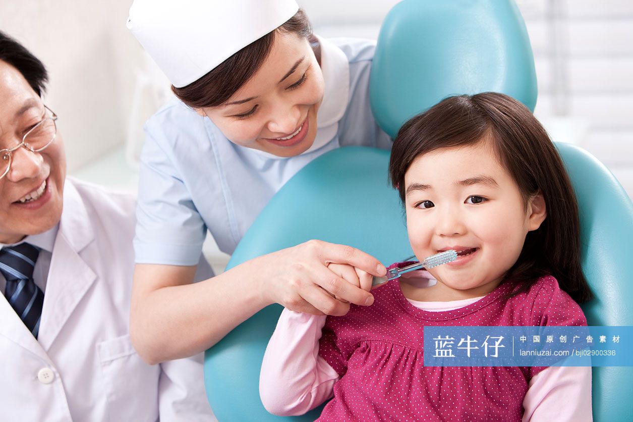 医生介绍正确刷牙方法