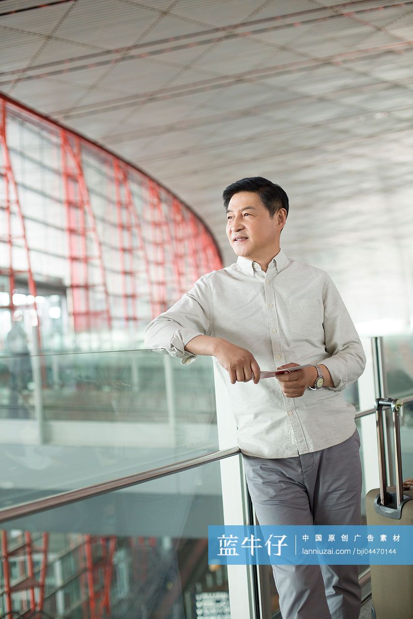 成熟中年男人在机场候机