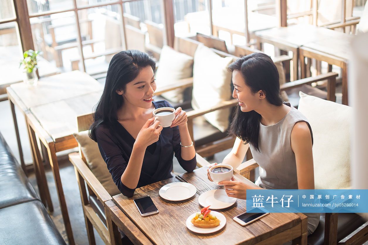 闺蜜在咖啡馆喝咖啡