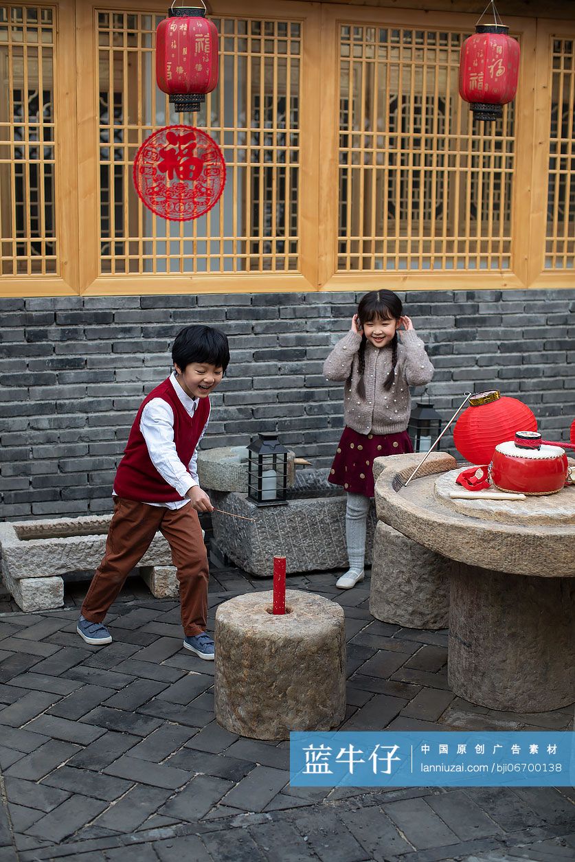 快乐的兄妹俩点爆竹迎新年