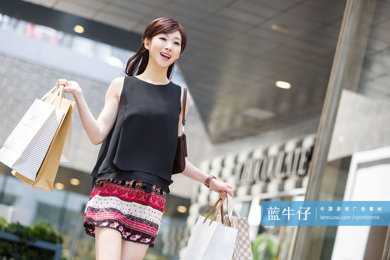 快乐的年轻女子逛街购物