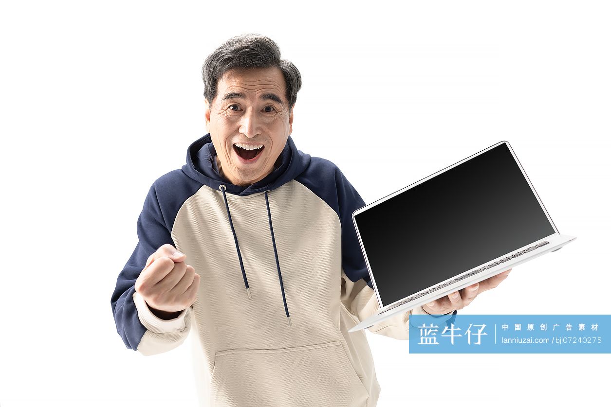 老年男子展示笔记本电脑