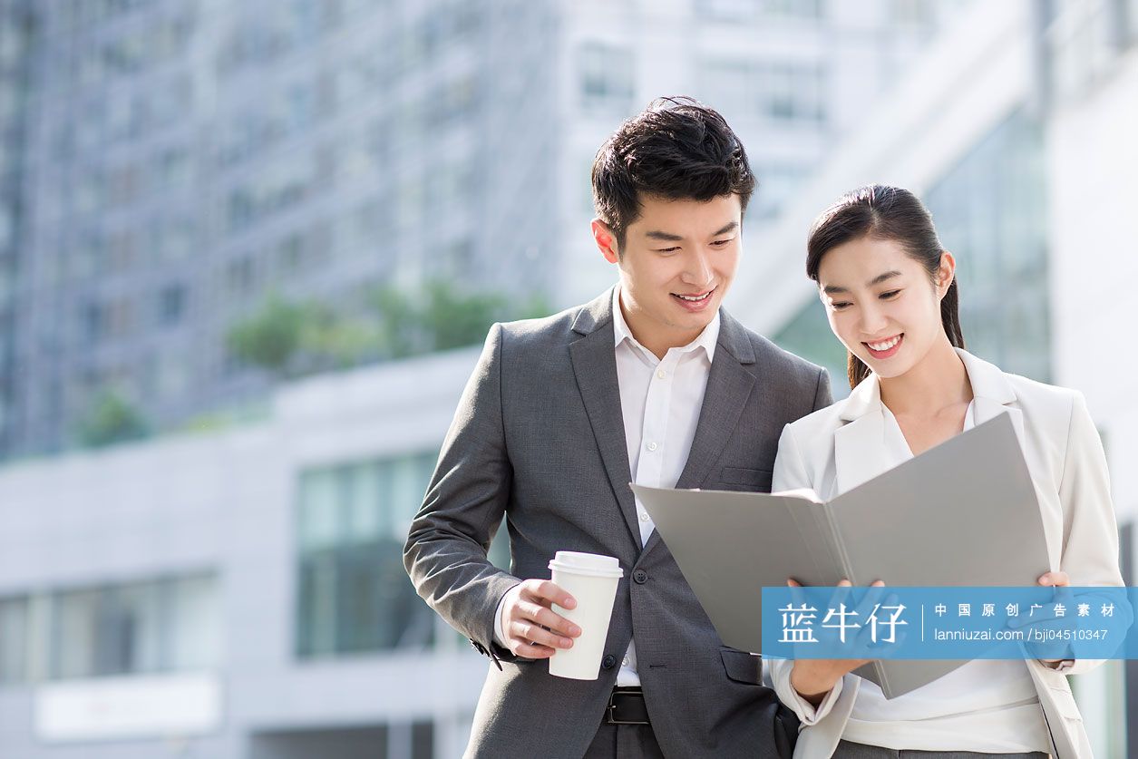 年轻商务人士户外办公