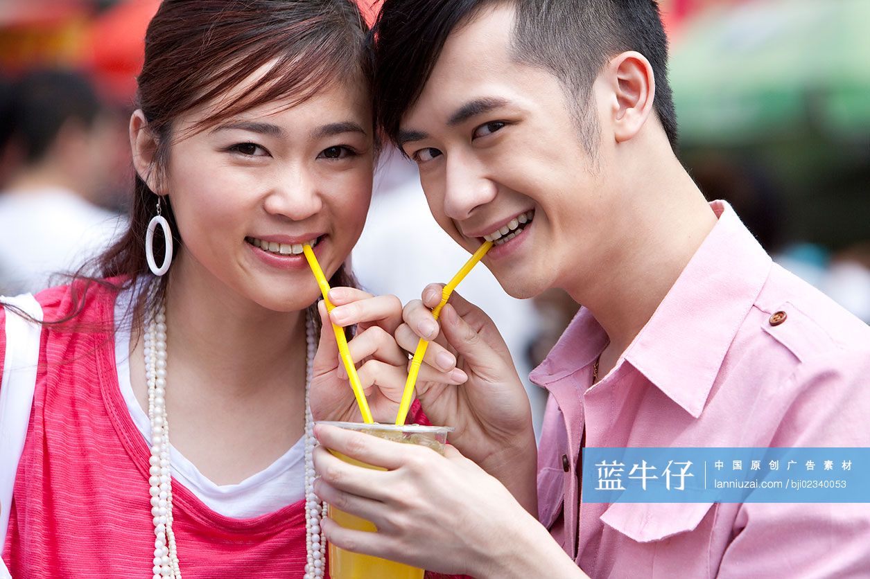 年轻情侣喝饮料