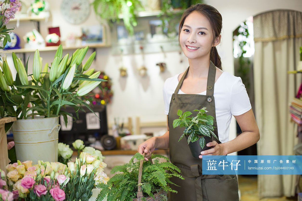 花店老板在店里工作