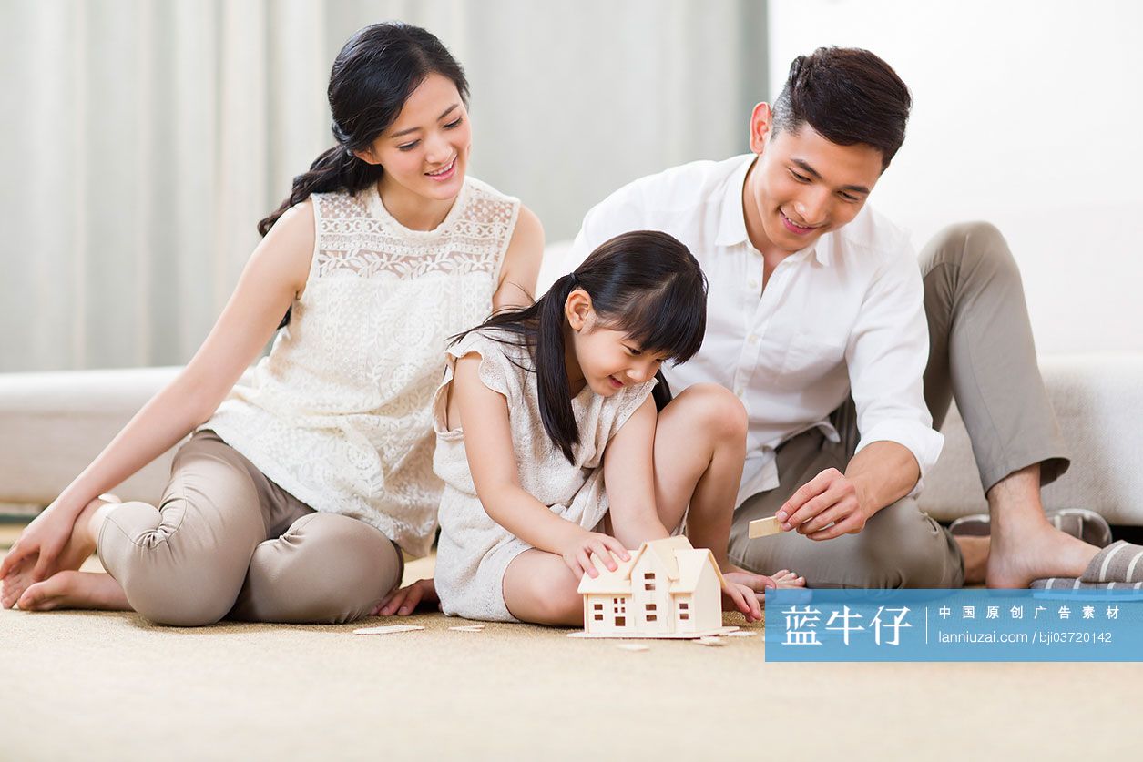 一家人摆积木