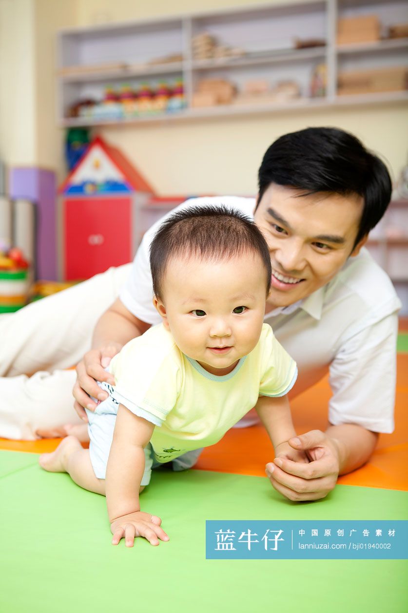 小宝宝和爸爸一起玩耍