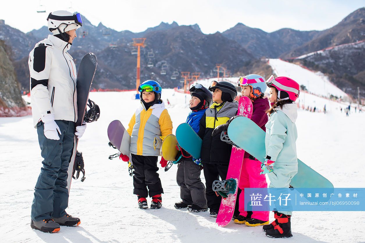 孩子们跟着教练在户外学滑雪