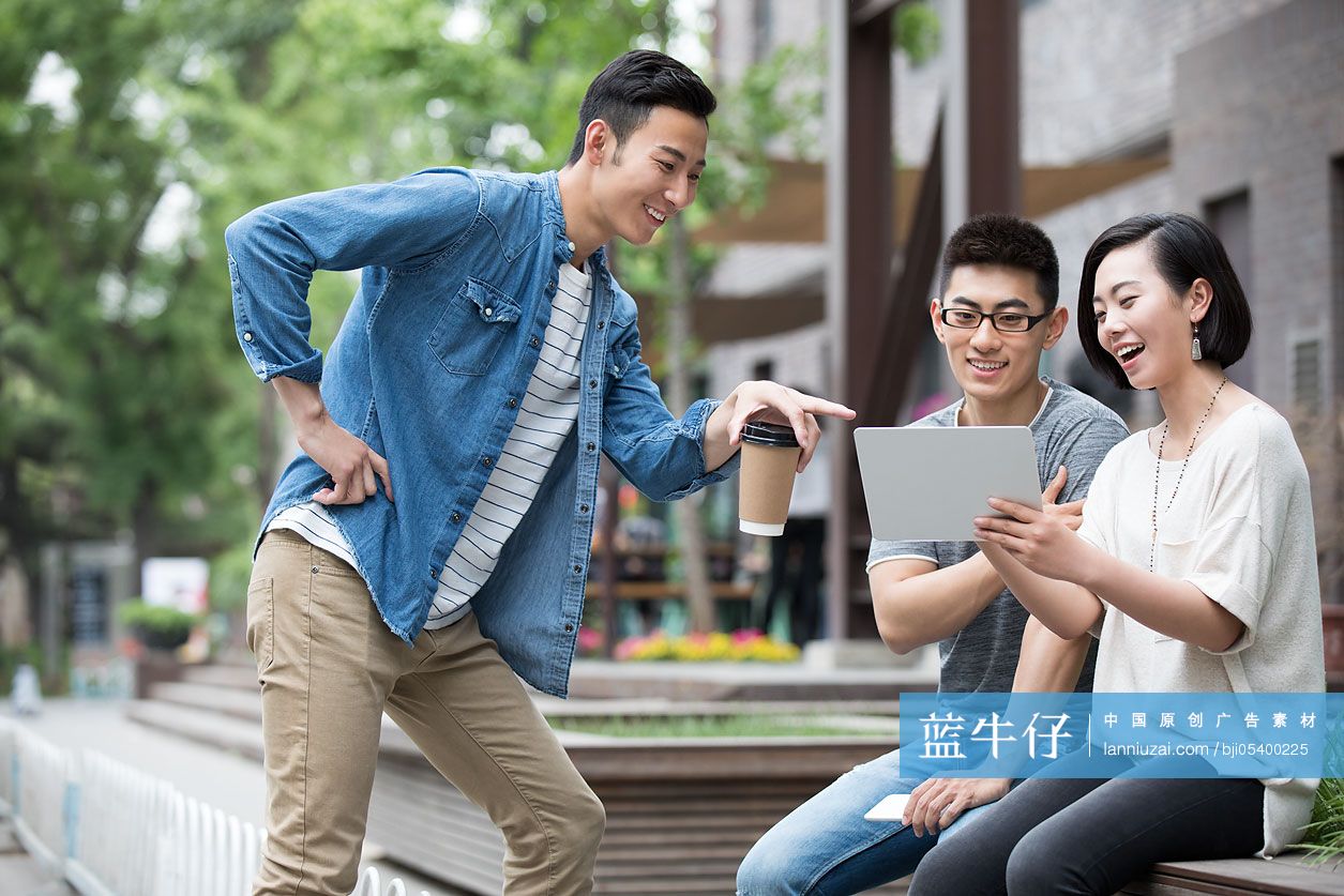 自信的设计师团队在户外讨论