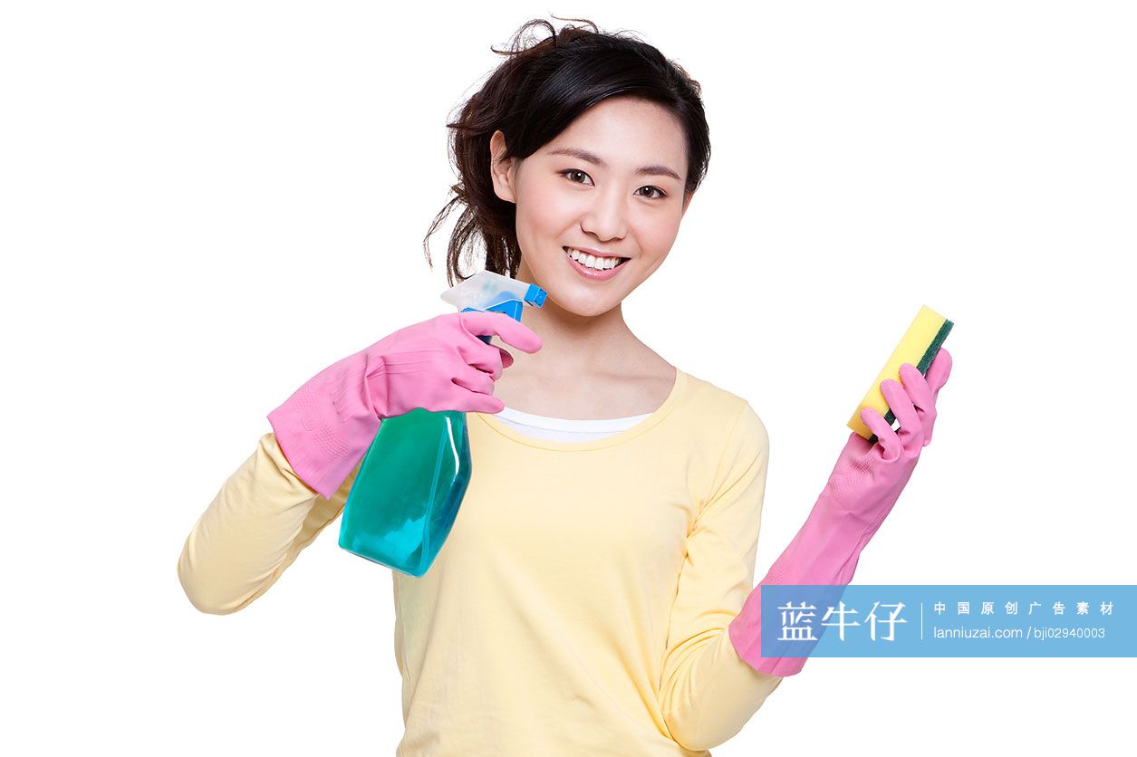 居家青年女性和洗涤剂