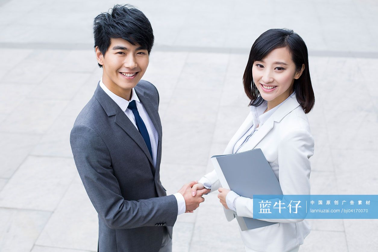 年轻商务人士握手