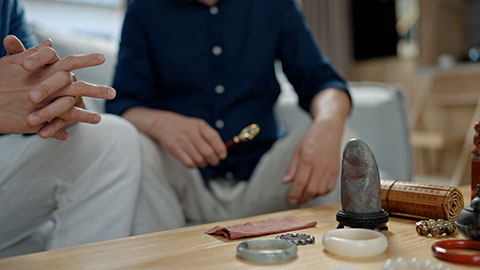 中年男子和父亲在家里鉴定古董
