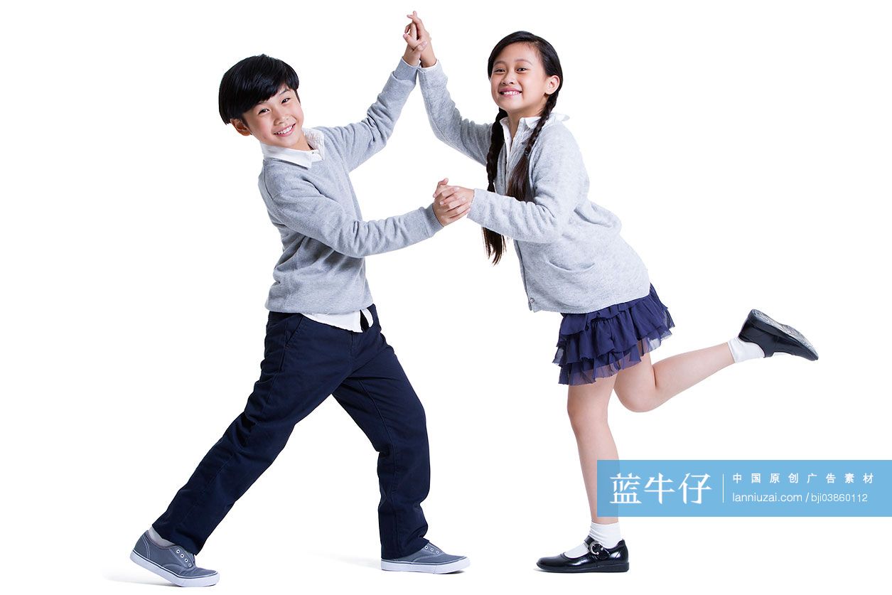快乐的小男孩和小女孩跳舞