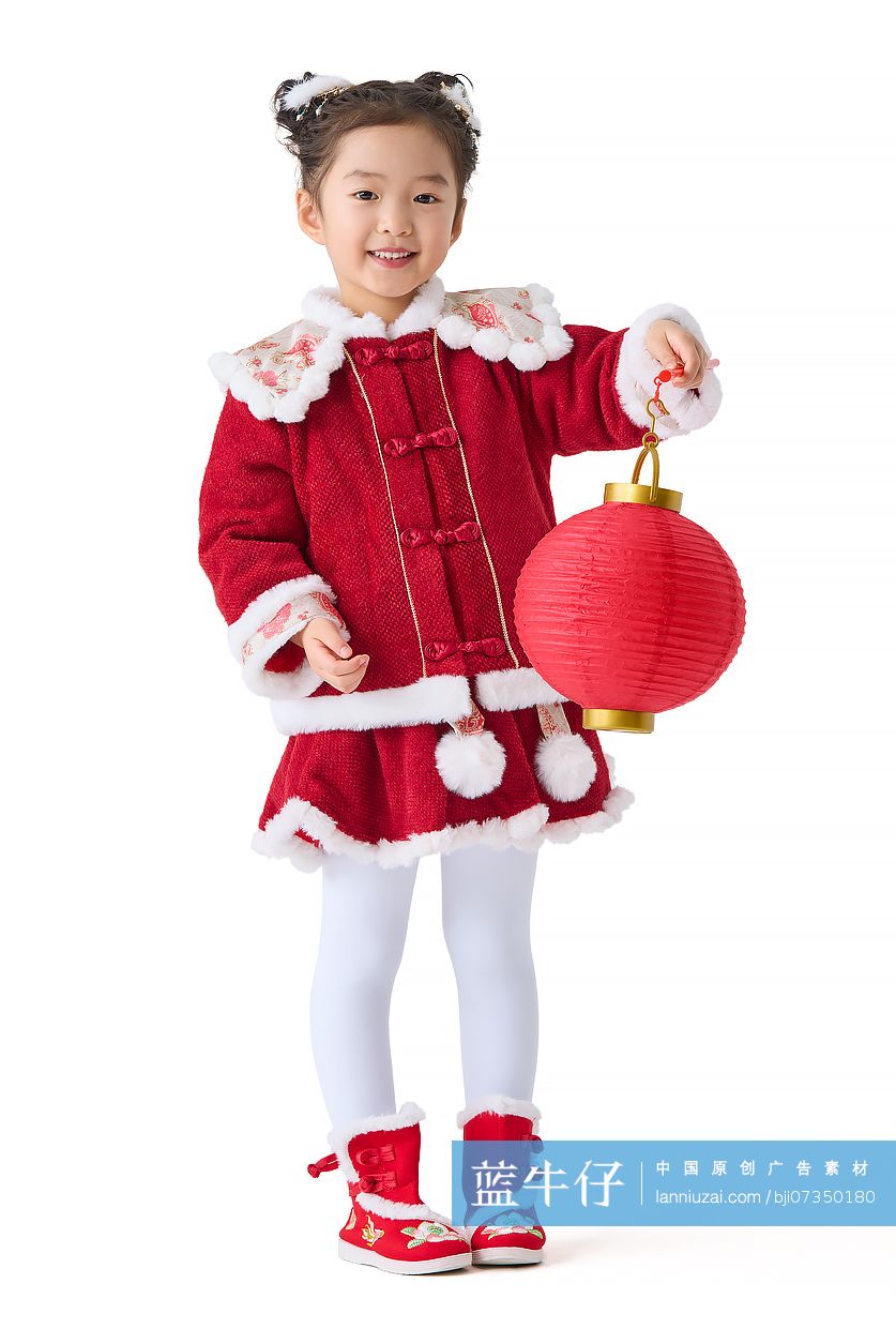 穿着传统服饰的小女孩庆祝新年