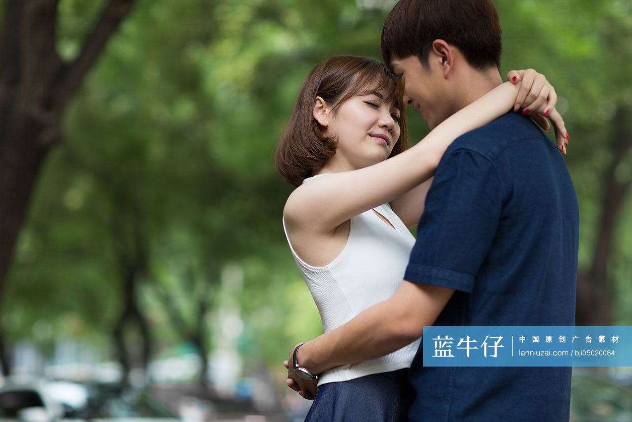 快乐的年轻情侣拥抱-蓝牛仔影像-中国原创广告影像素材