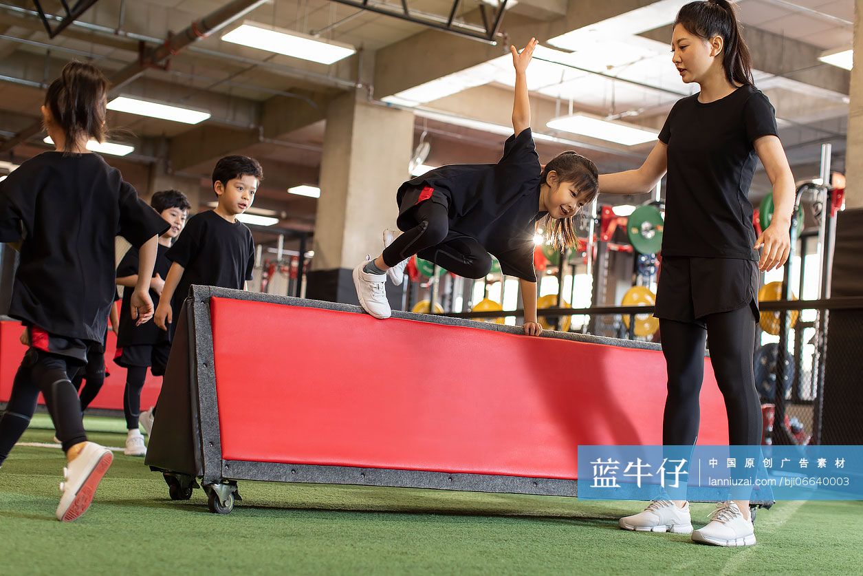 儿童在教练的指导下进行体能训练