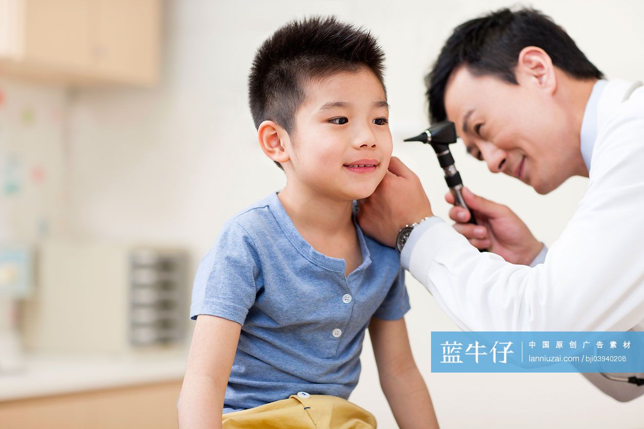 医生为小男孩做耳部检查