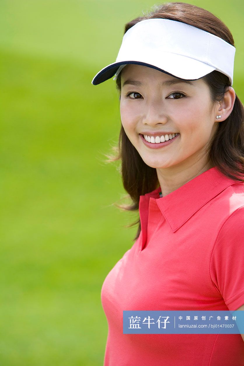 微笑的高尔夫女球手
