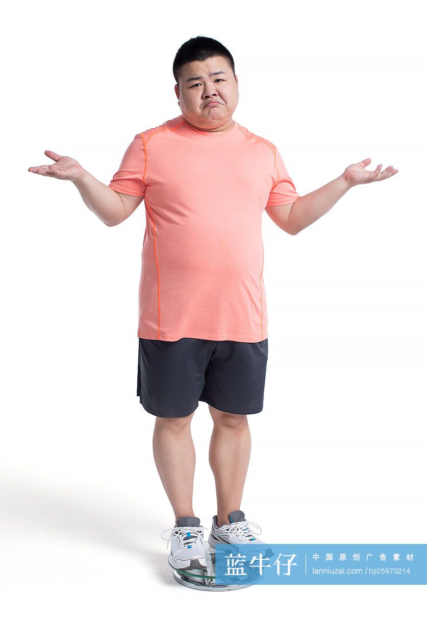 超重的年轻男士称体重
