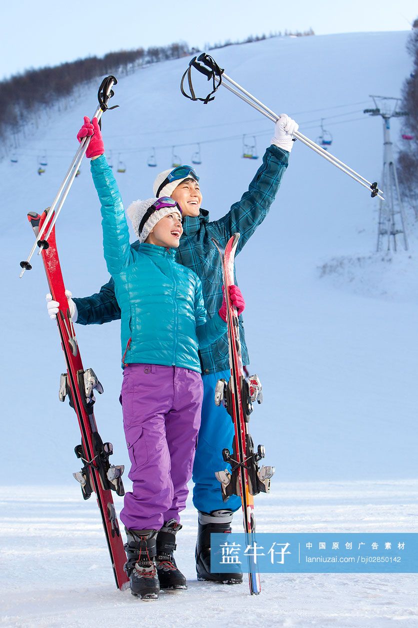 时尚青年男女在滑雪场