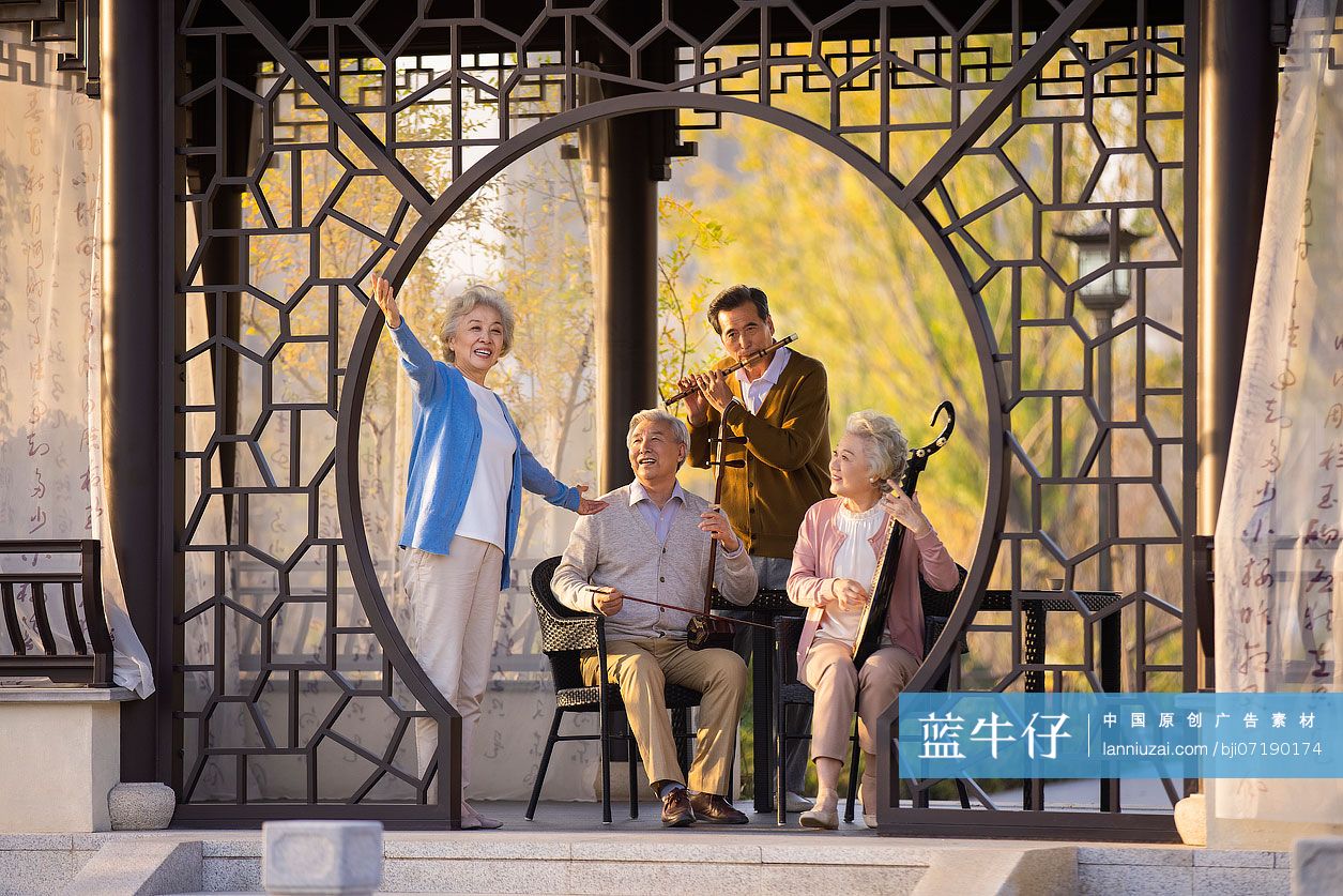 老年朋友们吹拉弹唱