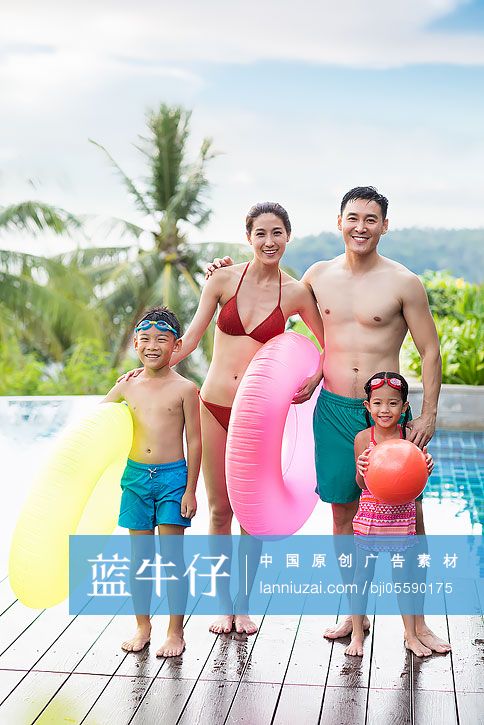 快乐的年轻家庭户外游泳