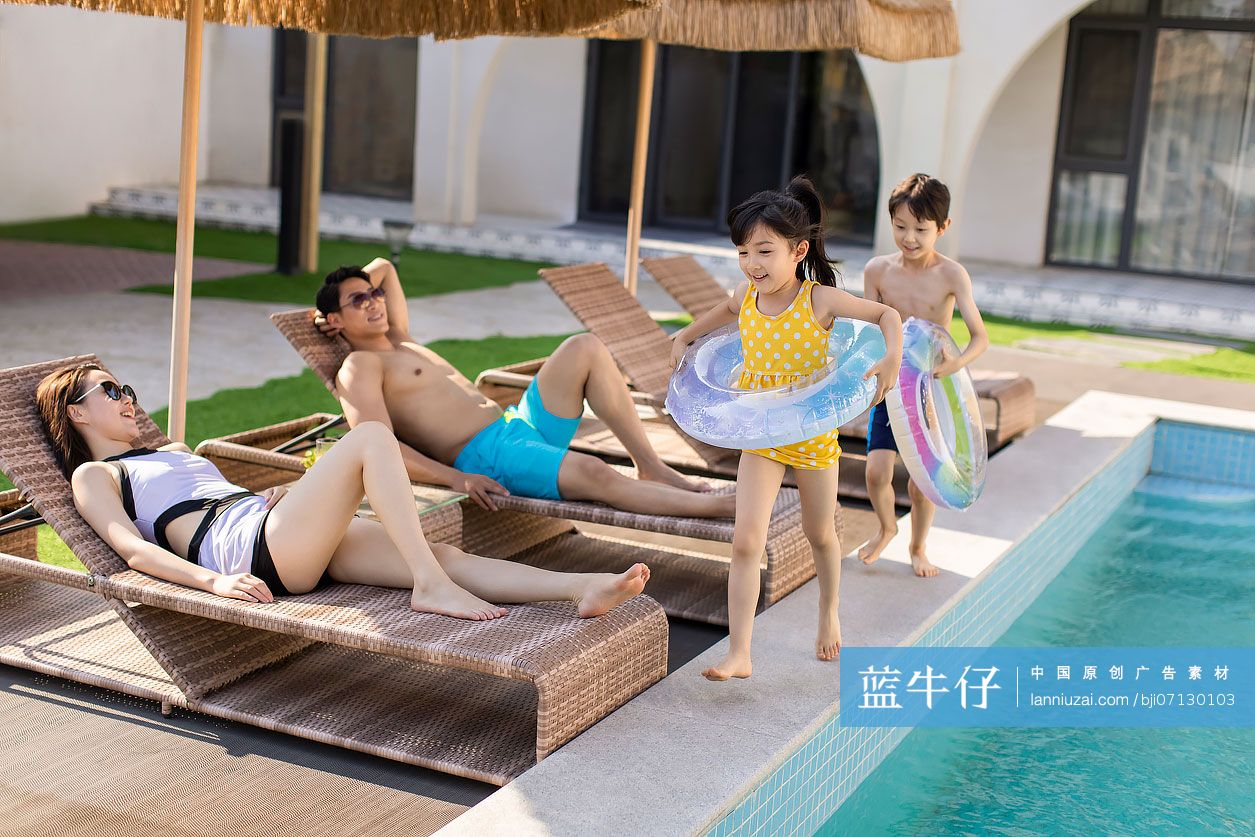 快乐的年轻家庭度假放松