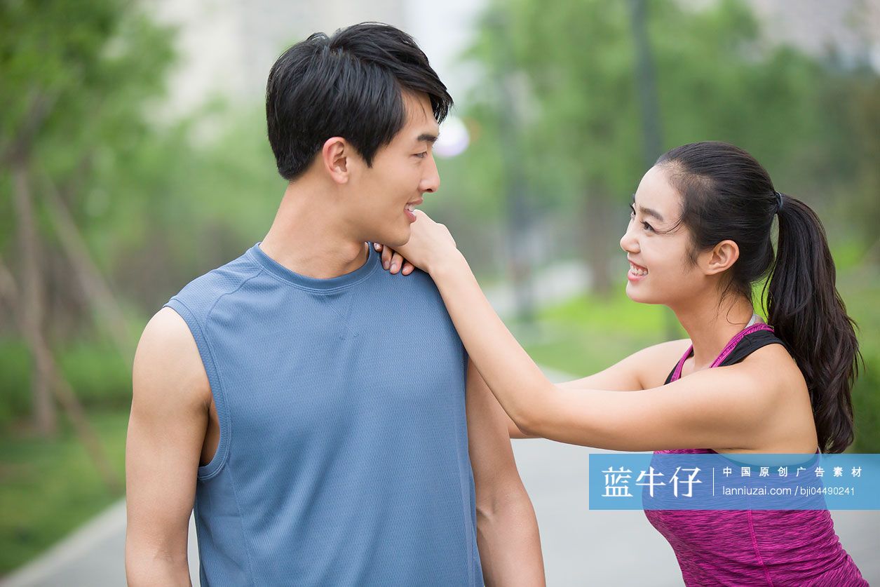 年轻情侣在运动后休息聊天
