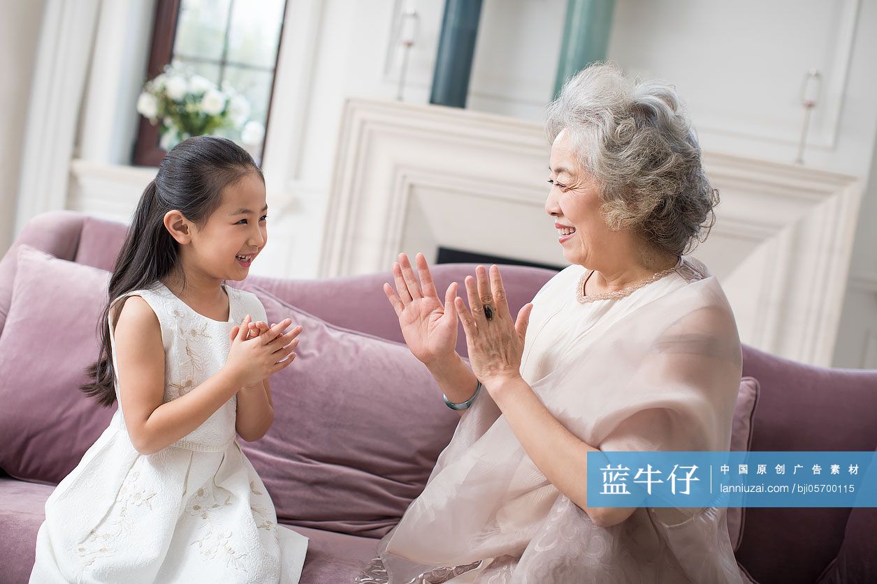 快乐祖孙俩玩拍手游戏