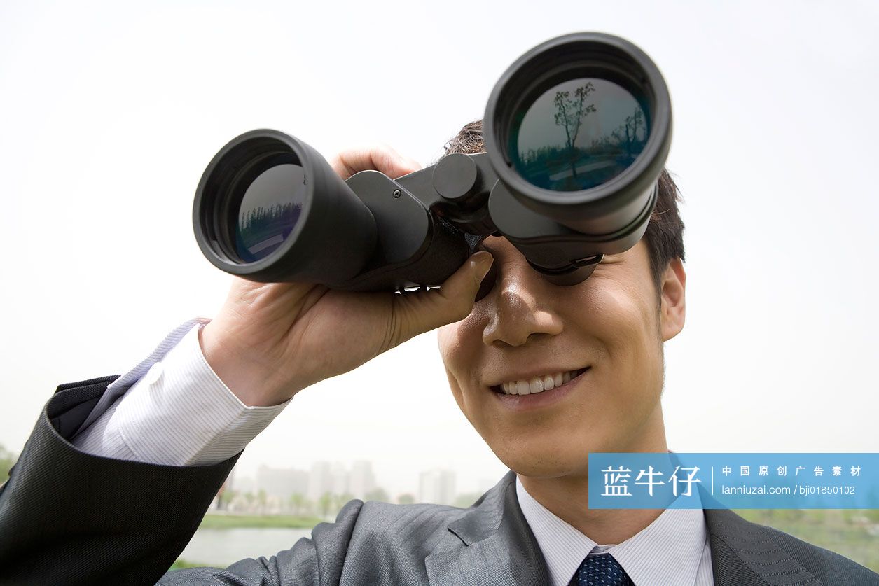 商务男士拿望远镜