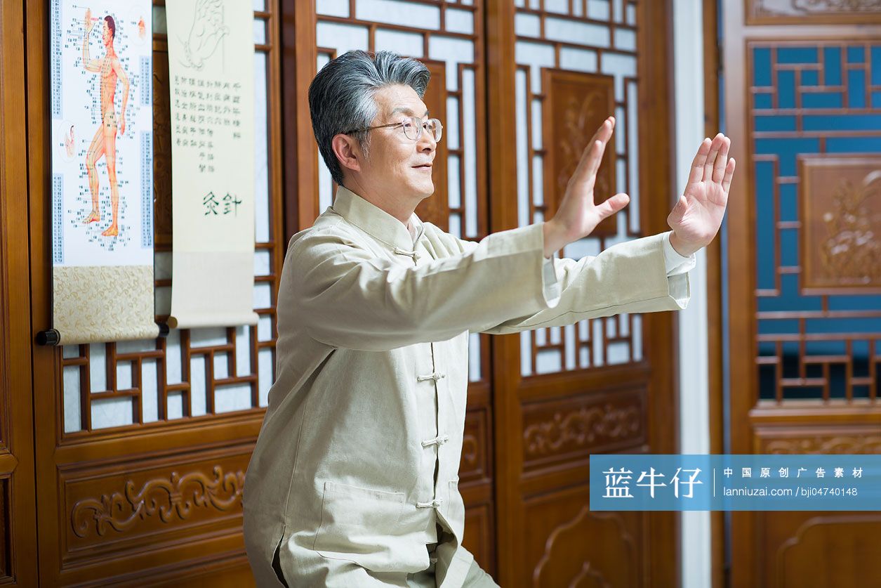 老年男子打太极-蓝牛仔影像-中国原创广告影像素材