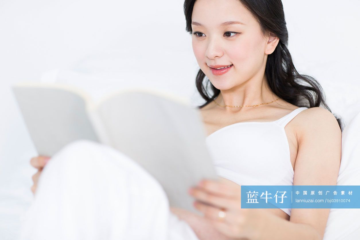 孕妇躺在床上休息-蓝牛仔影像-中国原创广告影像素材