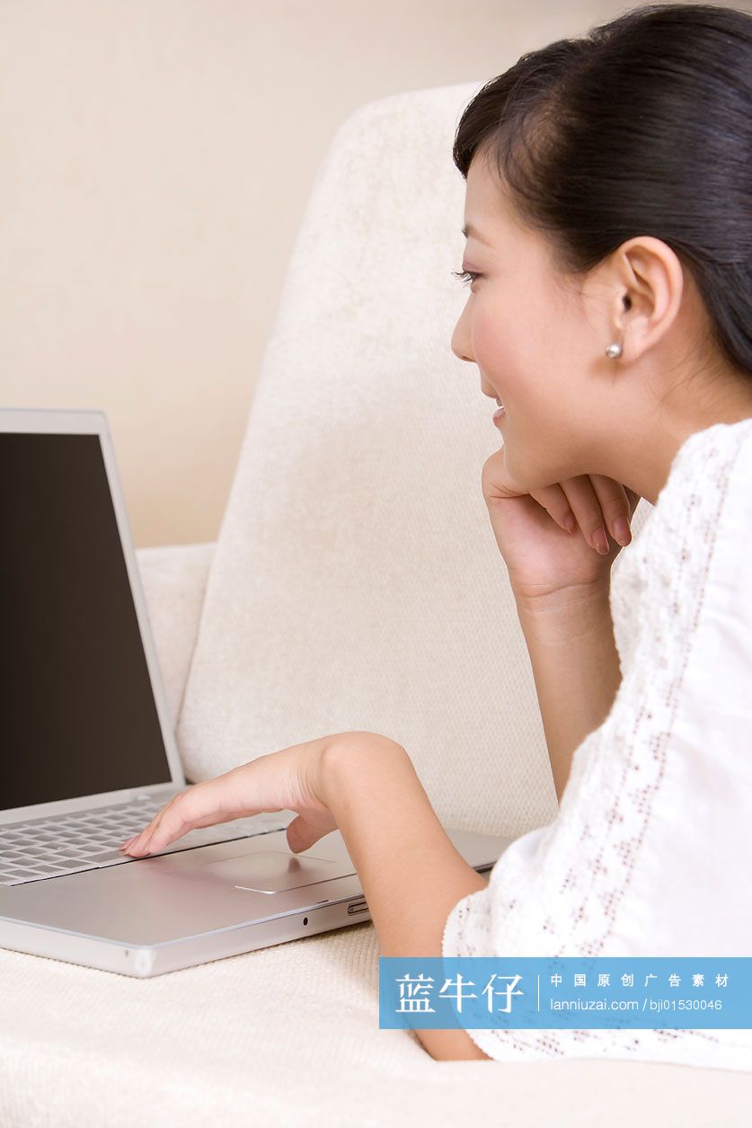 用笔记本电脑的年轻女子