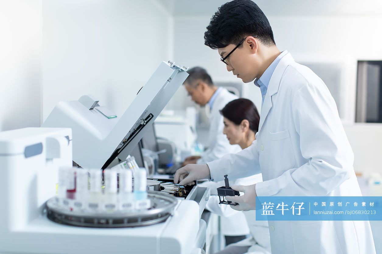 医学研究员在实验室工作