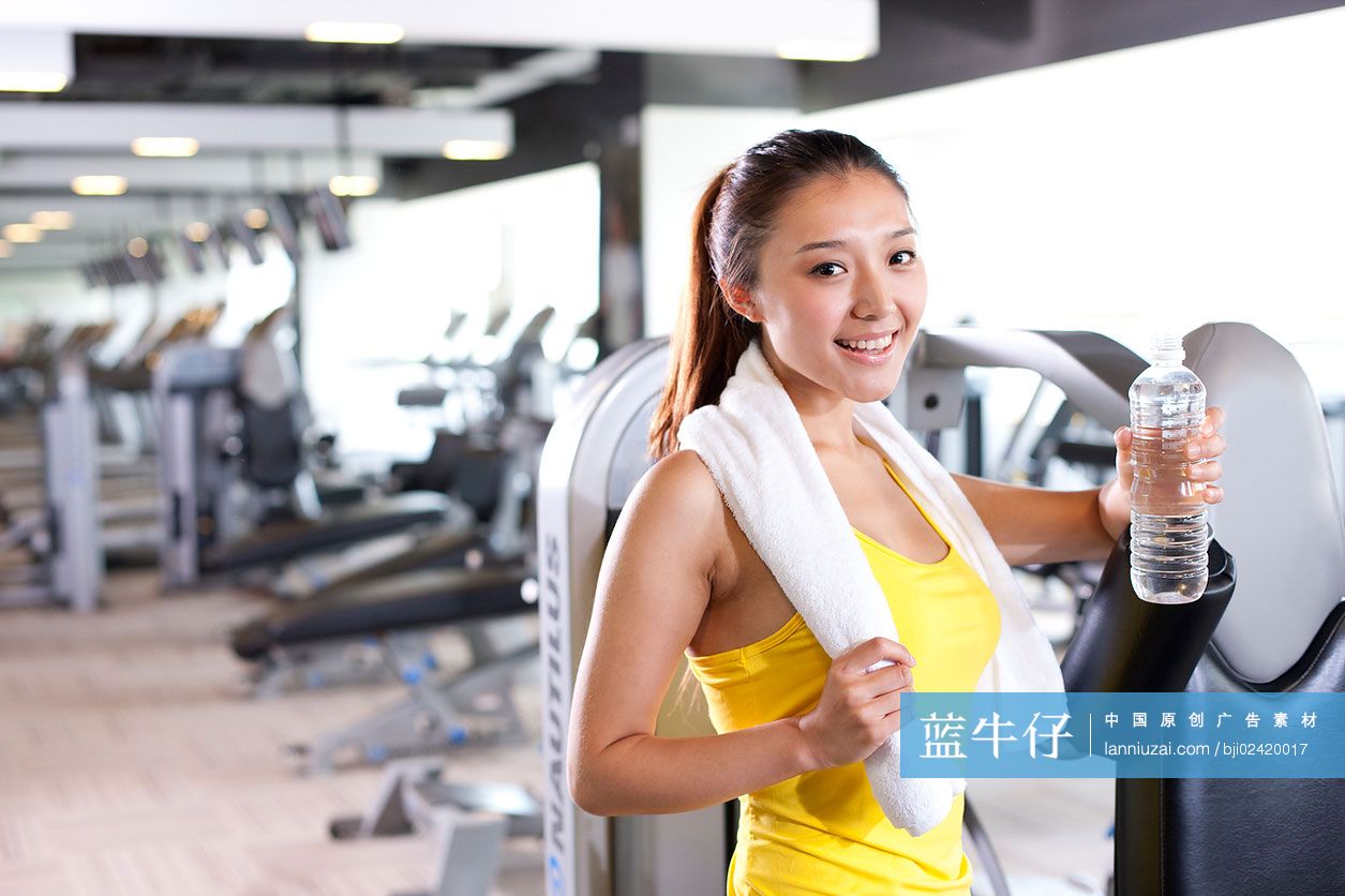 青年女子在健身馆健身