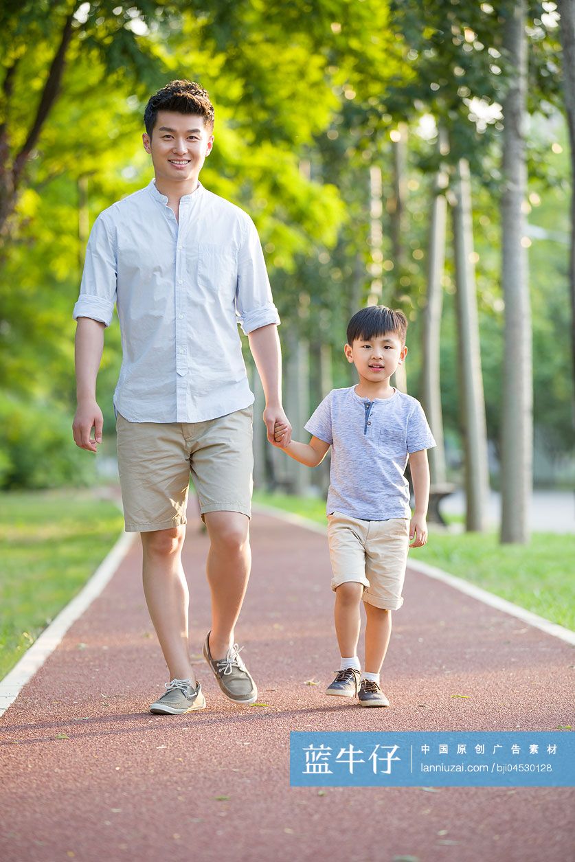 爸爸和儿子在公园散步