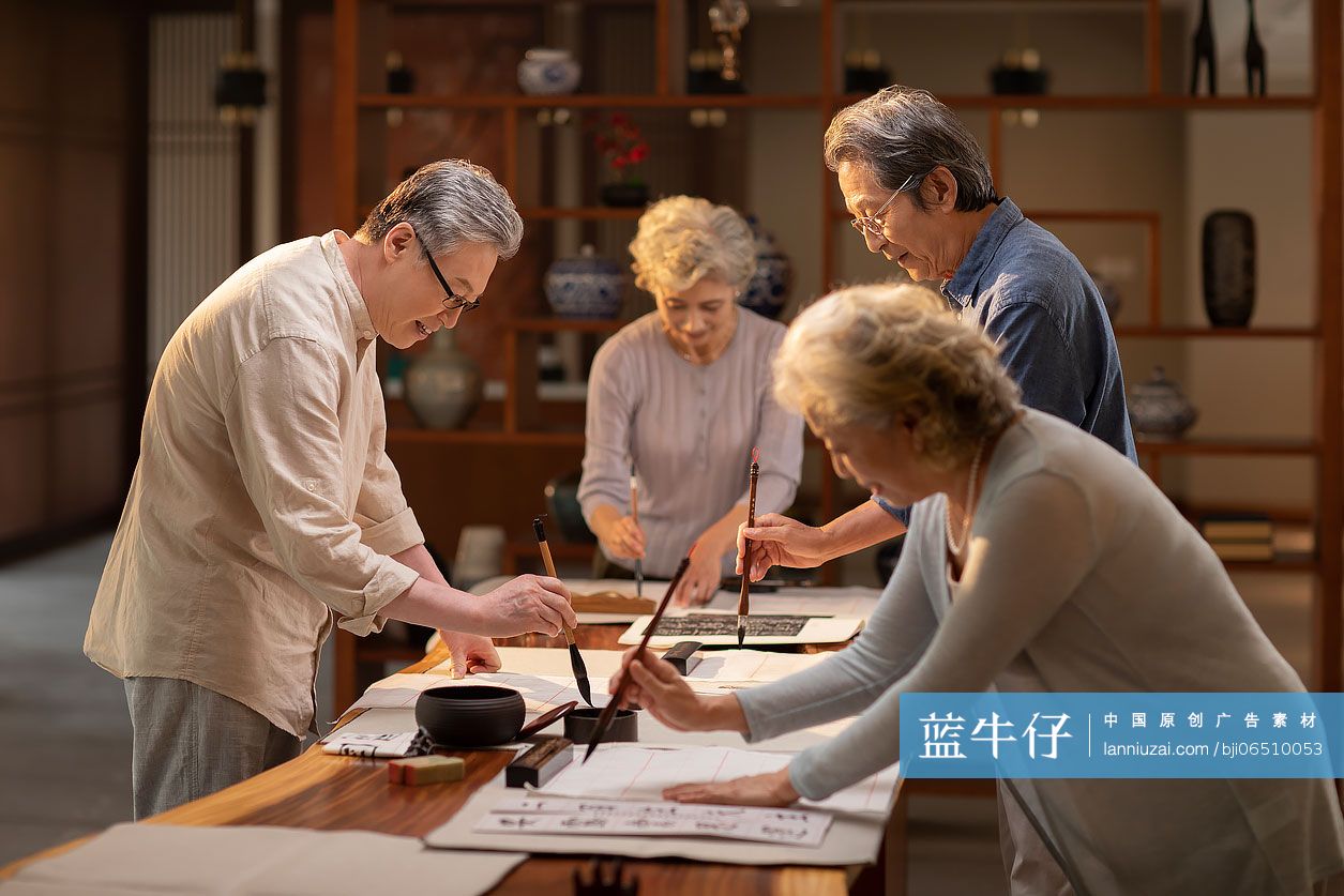 老人们聚在一起练习书法