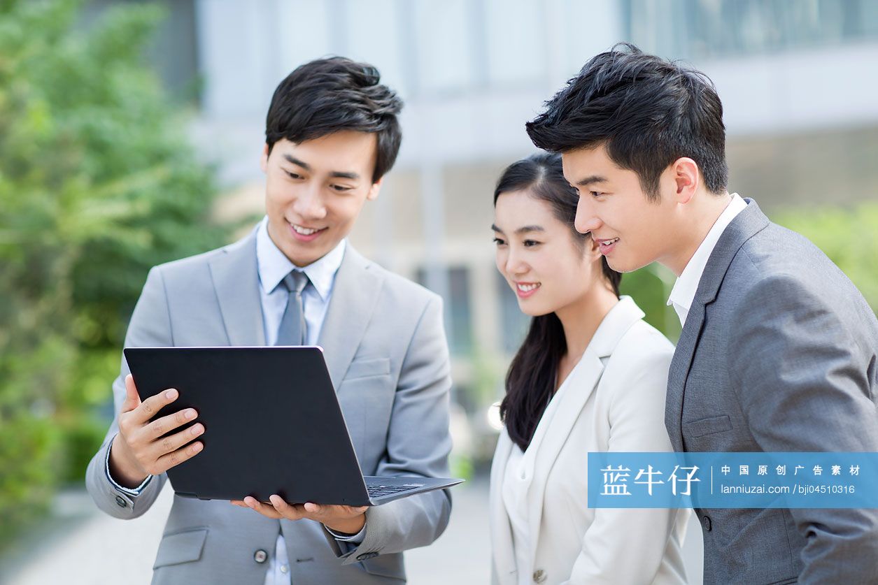 年轻商务人士户外办公