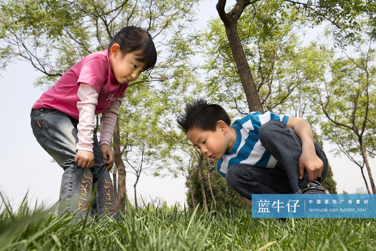 小男孩和小女孩在公园玩耍