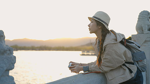 年轻女子在颐和园旅游