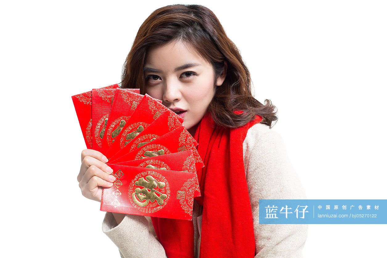 快乐的年轻女士手拿红包