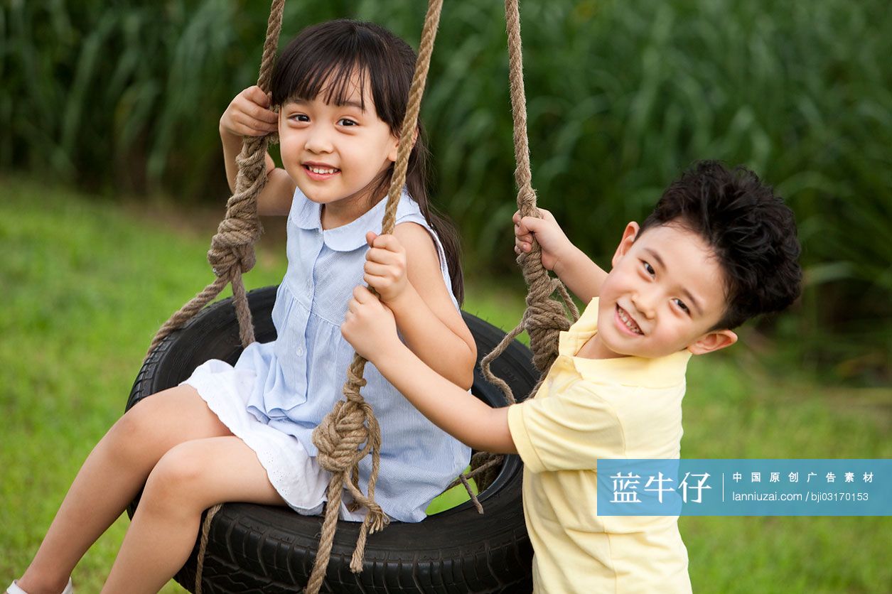 开心儿童荡秋千