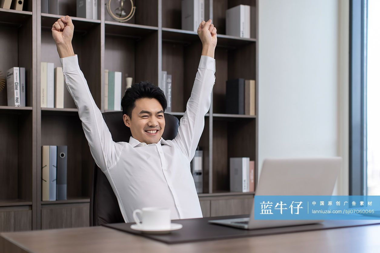 商务男士完成工作