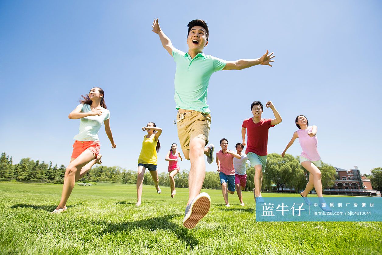 快乐的年轻男女跑步