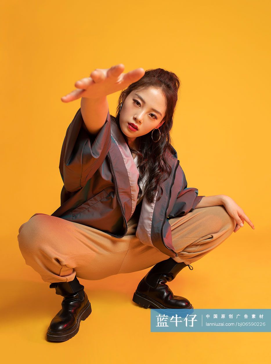 时尚的年轻女孩跳舞