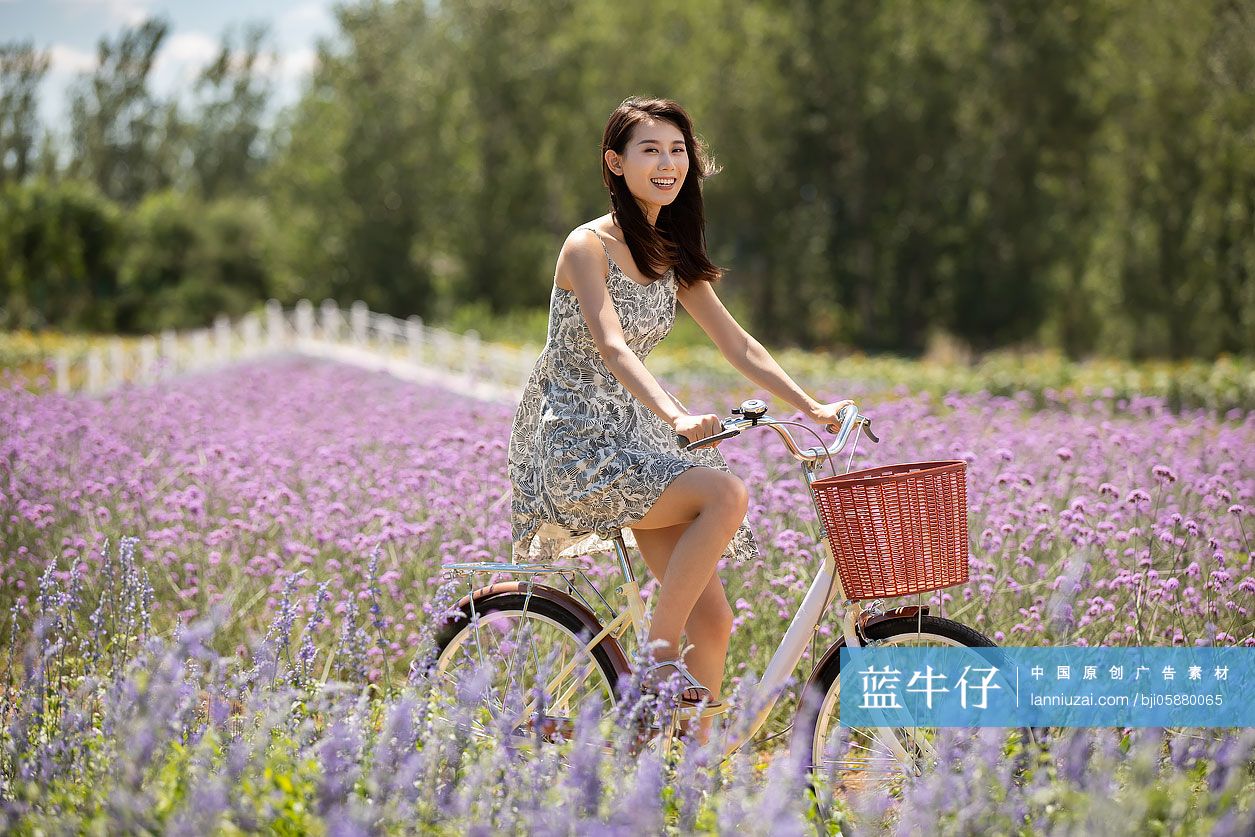 [2021-08-03] 【辉辉街拍】大学城半日游遇见骑单车的女学生（二） [84P] - 库里丝